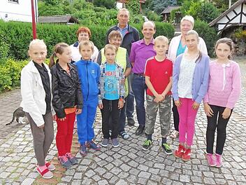 Gisela Aha (Mitte) lud auch in diesem Jahr wieder Kinder aus Weißrussland ein. Mit im Bild Stefan Schroth, der sich gemeinsam mit seiner Frau Anke für die Unterbringung und Versorgung engagiert.  Foto: Marion Eckert