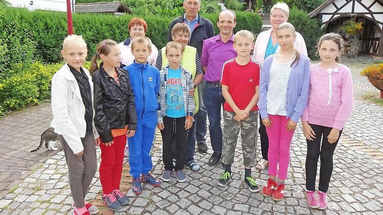 Gisela Aha (Mitte) lud auch in diesem Jahr wieder Kinder aus Weißrussland ein. Mit im Bild Stefan Schroth, der sich gemeinsam mit seiner Frau Anke für die Unterbringung und Versorgung engagiert.  Foto: Marion Eckert
