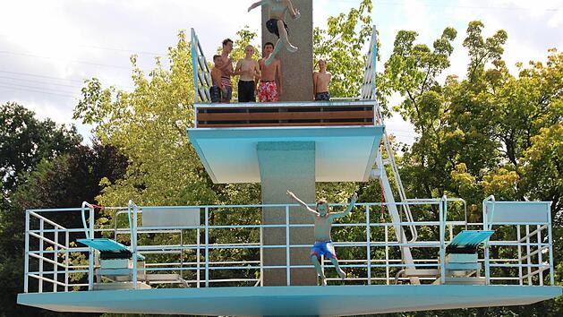 F&uuml;r den Betrieb des Terrassenschwimmbades rechnet die K&auml;mmerei n&auml;chstes Jahr mit einem Defizit von 720&nbsp;000 Euro.  Foto: Benedikt Borst/Archiv