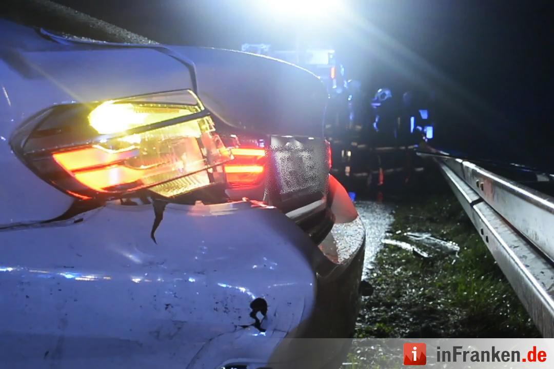 Unangepasste Geschwindigkeit bei Graupelschauer: Vier Personen verletzt, eine davon lebensgefährlich - Drei Fahrzeuge an schwerem Glätteunfall beteiligt - 47-Jähriger verliert Kontrolle über BMW, prallt mehrfach in Leitplanke und touchiert anderes Fahrzeug - Weiterer Autofahrer fuhr offenbar auf und flüchtete