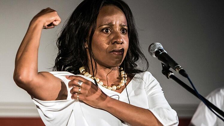 Zum Saison-Ausklang der Reihe "Cultur im Contakt" trat die Sängerin Nice Ferreira gemeinsam mit Nando Oliveira auf. Foto: Jochen Berger