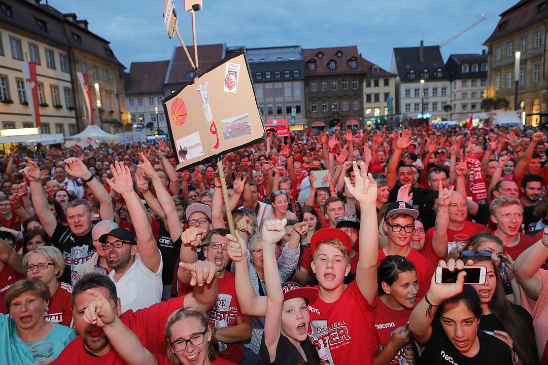 Brose Bamberg: Die Meisterfeier am Bamberger Maxplatz