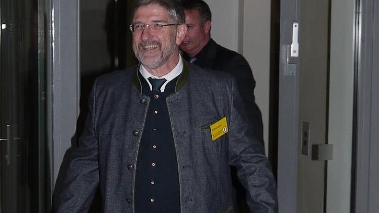 Landrat Michael Busch mit einem Teil der 13500 Flyer gegen den Bau neuer Stromtrassen.Berthold Köhler