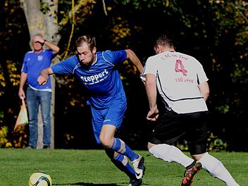 Der Zeiler Michael Schmuck (rechts) war immer in der Nähe des Lußberger Torjägers Christian Pflaum und drängt ihn  ab.