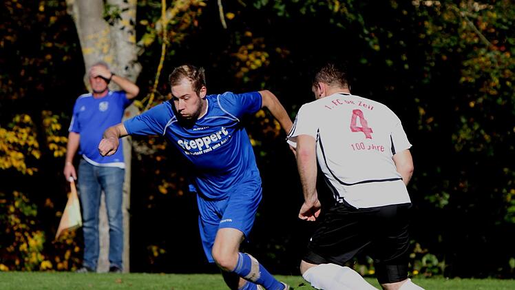 Der Zeiler Michael Schmuck (rechts) war immer in der Nähe des Lußberger Torjägers Christian Pflaum und drängt ihn  ab.