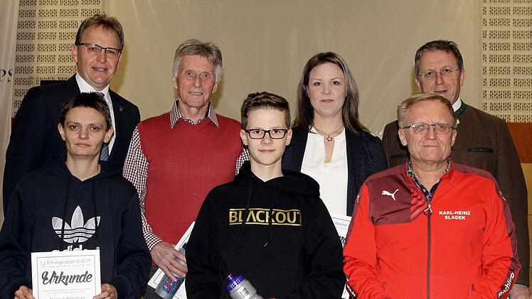 Diese Einzelsportler wurden vom Markt Küps beim Ehrungsabend ausgezeichnet. Mit im Bild Bürgermeister Bernd Rebhan (links) und Bezirkstagspräsident Henry Schramm (rechts). Michael Wunder