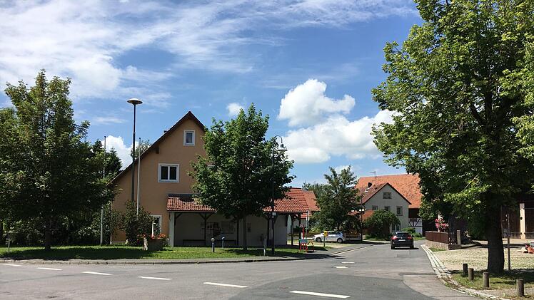 Versteckt im Hintergrund liegt die VR-Bankfiliale in Stadelhofen.Foto: Anette Schreiber