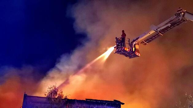 Ein S&auml;gewerk in Gro&szlig;haslach steht in Flammen. Insgesamt sechs Feuerwehren aus zwei Landkreisen mussten anr&uuml;cken, um die Flammen zu bek&auml;mpfen. Foto: Julian St&auml;hle/dpa