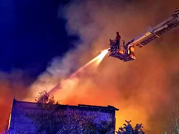 Ein Sägewerk in Großhaslach steht in Flammen. Insgesamt sechs Feuerwehren aus zwei Landkreisen mussten anrücken, um die Flammen zu bekämpfen. Foto: Julian Stähle/dpa