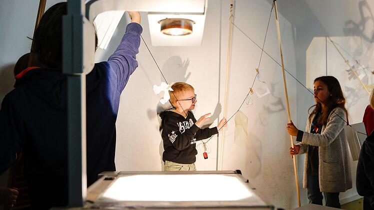 Schatten haben schon immer Künstlerinnen und Künstler inspiriert. Am Samstag auch die jungen Studierenden an der Bamberger Kinder-Uni.  Foto: Matthias Hoch