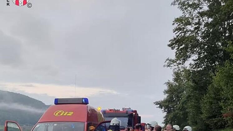 Happurg: Unfall nach "schwerem Zusammensto&szlig;" - Feuerwehren befreien Verletzte aus Auto
