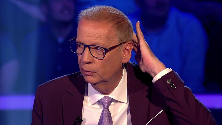 Selbst ist der Mann! G&uuml;nther Jauch gl&auml;ttete die widerborstigen Haare souver&auml;n eigenh&auml;ndig. Und scherzte: "Nur aufpassen, dass das M&uuml;ffchen nicht ganz abf&auml;llt."