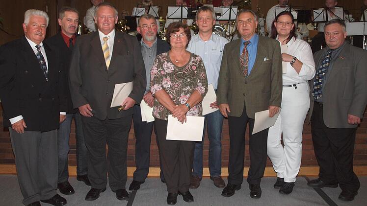 Winfried Weinbeer (links) ehrte für den BLSV und BTV die verdienstvollen Vorstandsmitglieder (von links) Stefan Hümmer, Frank Bergmann, Berthold Werner, Margit Bergmann, Achim Steiner, Horst Hollfelder, Claudia Bergmann und Hans-Heinrich Bergmann.