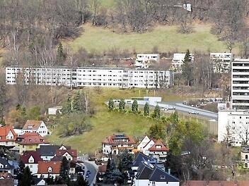 Das geplante Parkhaus am Klinikum soll entlang der Albert-Schweitzer-Straße gebaut werden und auf drei Etagen Platz für 140 Fahrzeuge bieten. Auf der offiziellen Visualisierung des Bauprojekts scheint das Gebäude hinter der Verblendung zu verschwinden. Anwohner bezweifeln, dass sich das 120 Meter lange Parkhaus so unauffällig in das Gelände einfügen wird, und haben beim Verwaltungsgericht geklagt. Foto: Entwurf AMP Parking