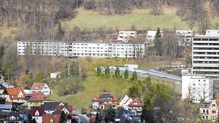 Das geplante Parkhaus am Klinikum soll entlang der Albert-Schweitzer-Straße gebaut werden und auf drei Etagen Platz für 140 Fahrzeuge bieten. Auf der offiziellen Visualisierung des Bauprojekts scheint das Gebäude hinter der Verblendung zu verschwinden. Anwohner bezweifeln, dass sich das 120 Meter lange Parkhaus so unauffällig in das Gelände einfügen wird, und haben beim Verwaltungsgericht geklagt. Foto: Entwurf AMP Parking