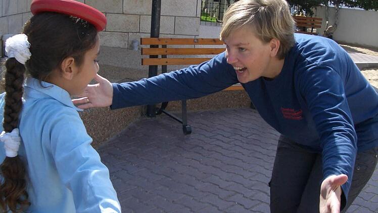 Konzentration auf die eigenen Fähigkeiten: Mit Übungen, die Bewegung und Balance fördern, gibt Annekatrin Vogler den traumatisierten Kindern in Gaza ein Stück Selbstvertrauen zurück.  Foto: Freunde der Erziehungskunst