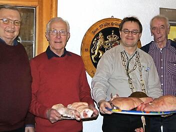 Der Schützenverein "Rennsteig" ermittelte seinen Saukönig. Im Bild: (von links) 1. Vorsitzender Willy Fiedler, Ernst Sticker (1. Ritter), Saukönig Matthias Korn, Heribert Fröba (Organisator). Foto: Karl-Heinz Hofmann