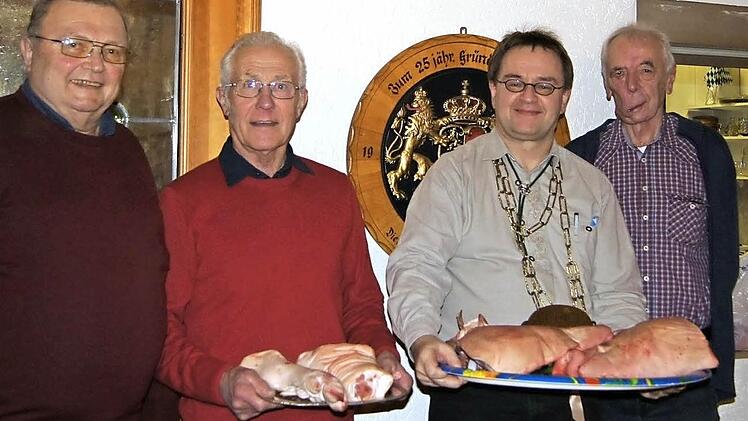 Der Schützenverein "Rennsteig" ermittelte seinen Saukönig. Im Bild: (von links) 1. Vorsitzender Willy Fiedler, Ernst Sticker (1. Ritter), Saukönig Matthias Korn, Heribert Fröba (Organisator). Foto: Karl-Heinz Hofmann