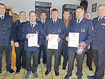 Ehrungen bei der Feuerwehr Regenthal; im Bild (von links) Christian Steinlein, Siegfried Stiefler, Veit Buchfelder, Stefan Arnold, Johann Eckert, Stefan Frühbeißer, Anton Hengel, Wolfgang Hofmann und Stefan Steger  Foto: Thomas Weichert