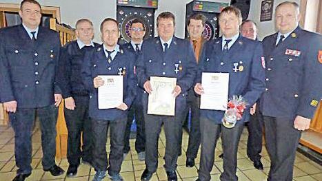 Ehrungen bei der Feuerwehr Regenthal; im Bild (von links) Christian Steinlein, Siegfried Stiefler, Veit Buchfelder, Stefan Arnold, Johann Eckert, Stefan Frühbeißer, Anton Hengel, Wolfgang Hofmann und Stefan Steger  Foto: Thomas Weichert