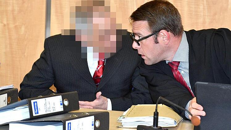 Der Angeklagte (lnks) mit seinem Verteidiger. Die Staatsanwaltschaft wirft ihm u. a. Betrug und Urkundenfälschung vor. Fotos: Ronald Rinklef
