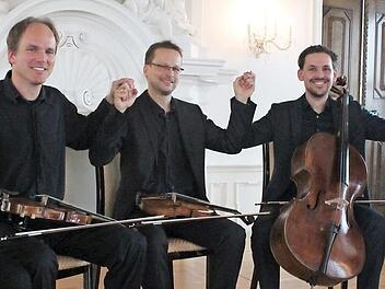 Nach dem Konzert ließen sich die hochkonzentrierten Musiker glatt zu Ausgelassenheiten hinreißen. Von links nach rechts: Zsófia Magyar, Quinten de Roos, Michael Hamann, Indrek Leivategija und Wolfram Hauser Foto: Markus Häggberg