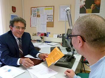 Mohamed Hédi Addala informiert in seiner Sprechstunde Ali Mahmoud über die Wahl des Migranten- und Integrationsbeirats.                 Foto: MarionKrüger-Hundrup