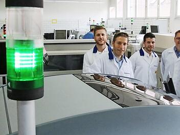 Grünes Licht für die spanischen Ingenieure Alejandro Gonzalez Annaiz (von links), Ivan Diez Garcia und Sergio Fernandez Martinez. Technikdirektor Markus Daubner und Antolin-Bamberg-Chef Ignacio Bengoechea freuen sich über die Verstärkung. An der Maschine werden LED-Platinen bestückt.  Foto: Sebastian Schanz