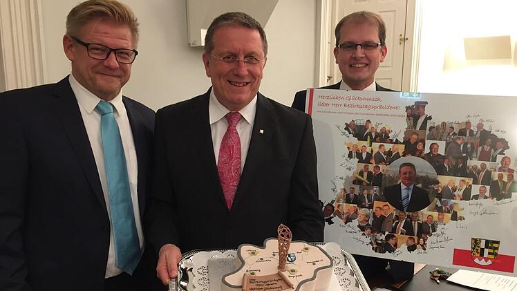 Der Stadtrat gratulierte am Donnerstag OB Henry Schramm zu seiner Wahl zum Bezirkstagspräsidenten -  inFranken.de berichtete.  Von links: Dritter Bürgermeister Franz Wilzok, Henry Schramm und Zweiter Bürgermeister Ralf Hartnack. Foto: Stadt Kulmbach