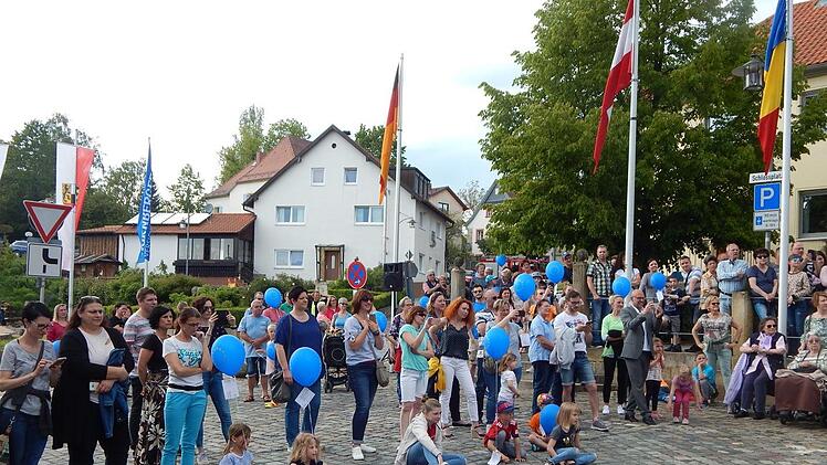 Schaulustige am Schlossplatz.     Foto: Horst Wunner