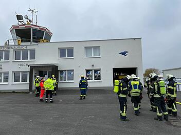 Herzogenaurach: Schwarzer Rauch am Flugplatz - Großeinsatz