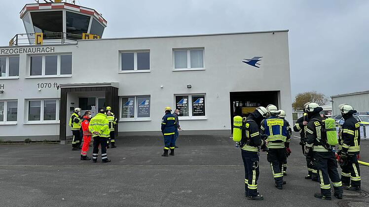 Herzogenaurach: Schwarzer Rauch am Flugplatz - Großeinsatz