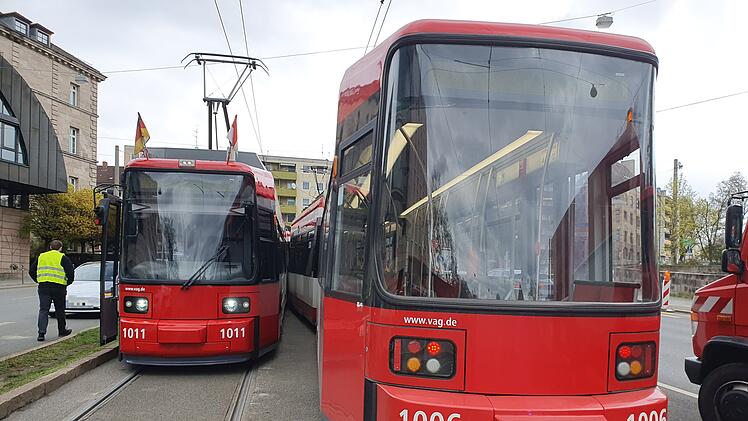Straßenbahn-Unfall in Nürnberg: Nach "Auffahrunfall" - Tram springt aus Gleis gesprungen