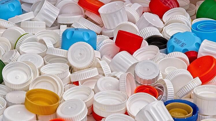 Flaschenverschlüsse auf Kunststoff bleiben zukünftig mit der Flasche fest verbunden.