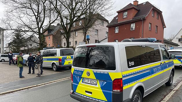 Naila: Anrufer schickt Bombendrohung per Telefon - Polizei evakuiert komplette Schule
