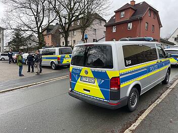 Naila: Anrufer schickt Bombendrohung per Telefon - Polizei evakuiert komplette Schule