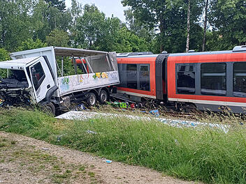 Mehrere Verletzte bei Zusammenstoß von Bahn und Lkw