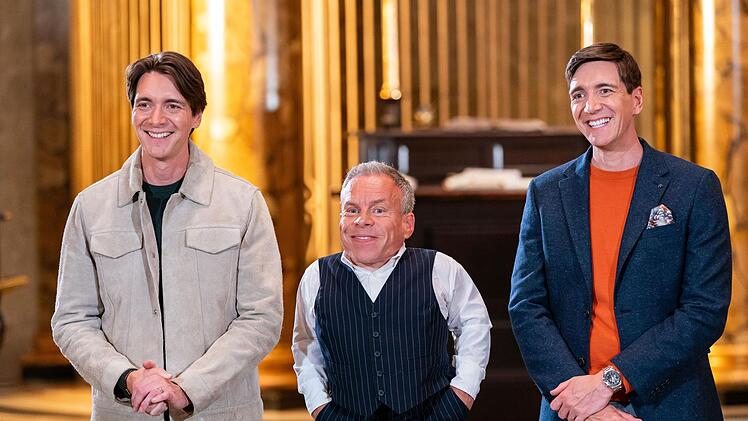 Zu den Höhepunkten von "Harry Potter: Wizards of Baking" gehören die Besuche von "Harry Potter"-Stars: In zweiten Folge etwa begrüßen James (links) und Oliver Phelps (rechts) den Schauspieler Warwick Davis, der den Kobold Griphook und den Lehrer Professor Flitwick spielte.