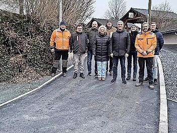 Auf der neuen Stra&szlig;e, von links: Wasserwart Helmut Schmidt, Alexander Nikolajew, Thomas S&ouml;llner, Sandy S&ouml;llner, Christoph Dietz, Erster B&uuml;rgermeister Timo Ehrhardt, Claus Lindig, Christian K&uuml;nzel-Sommer, Thomas Melcher jun.