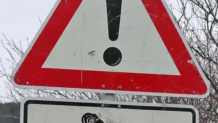 Diese Verkehrsschilder weisen auf die Kr&ouml;ten hin.