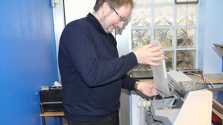 Peter Ehrl am Sortierautomaten, der die Münzen auch auf Echtheit prüft. Foto: Simone Bastian