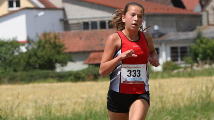 Linda Zimmermann, Siegerin bei den Schülern 1, mit Rentweinsdorf im Hintergrund