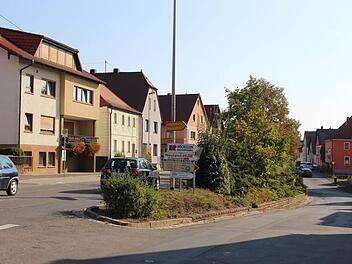 Den Grünstreifen in der Ortsdurchfahrt möchten einige Wachenrother nicht missen. Laut Planung soll an seine Stelle eine Mauer treten, die ebenfalls begrünt werden soll . Foto: Evi Seeger