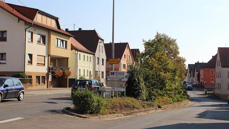 Den Grünstreifen in der Ortsdurchfahrt möchten einige Wachenrother nicht missen. Laut Planung soll an seine Stelle eine Mauer treten, die ebenfalls begrünt werden soll . Foto: Evi Seeger