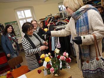 Annemarie Fell (rechts) überreicht Roswitha Storch und ihren Helferinnen jeweils eine Blume. Foto: Arkadius Guzy