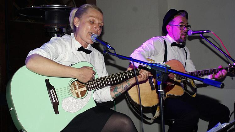 Mrs. Hyde und Dr. Jekill im Rathausdurchgang Foto: Winfried Ehling