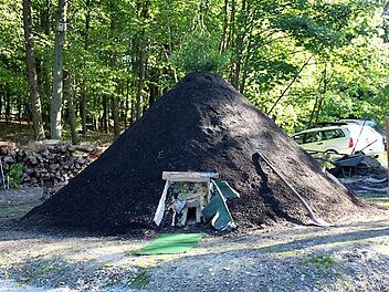 Über 400 Köhlermeilerstellen gibt es am Rennsteig.  Fotos: Veronika Schadeck