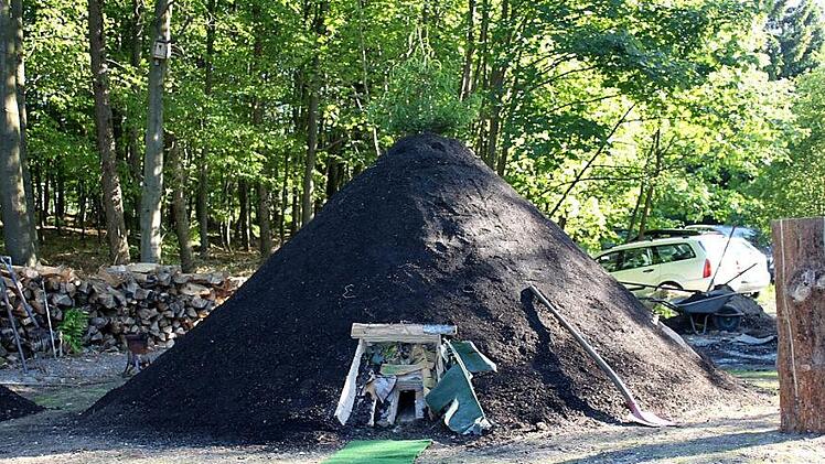 Über 400 Köhlermeilerstellen gibt es am Rennsteig.  Fotos: Veronika Schadeck