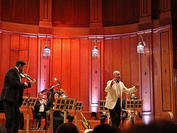Der Tenor Stan Meus zusammen mit dem Kurorchester Bad Kissingen  bei ihrem Konzert "Stolz auf Wien - Zwei Herzen im Dreivierteltakt" im Max-Littmann-Saal am Valentinstag. Werner Vogel