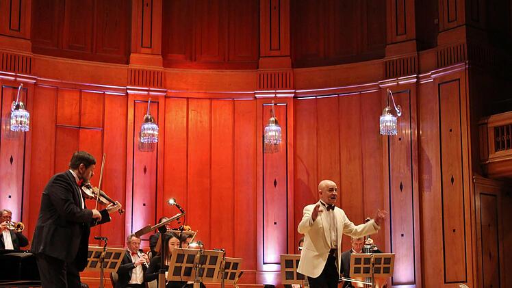 Der Tenor Stan Meus zusammen mit dem Kurorchester Bad Kissingen  bei ihrem Konzert "Stolz auf Wien - Zwei Herzen im Dreivierteltakt" im Max-Littmann-Saal am Valentinstag. Werner Vogel